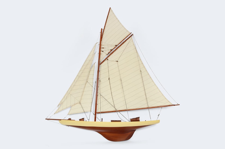 model-jachtu-na-sciane.jpg