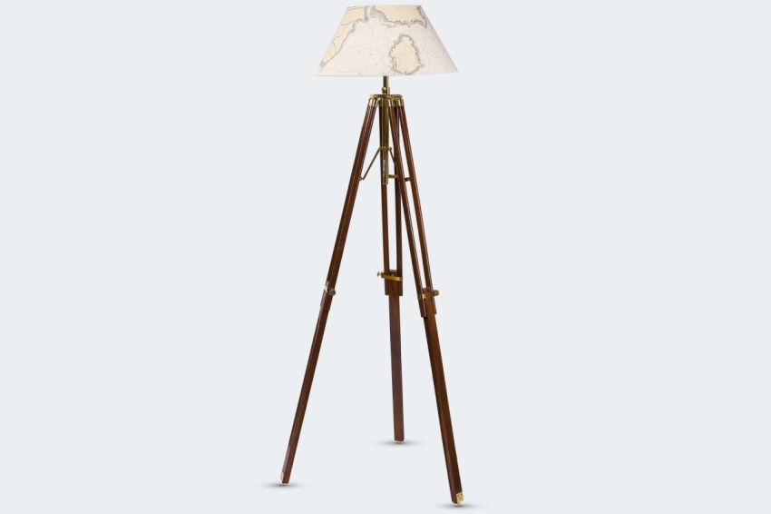 lampa-na-trzech-nogach-ciemne-drewno-wysoka.jpg