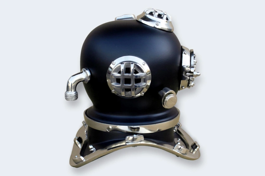 czarny-helm-nurka-glebinowego