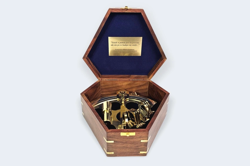 pomysl_na_prezent_sekstant_z_grawerem.jpg