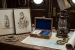 karty-do-gry-w-drewnianym-pudelku-na-prezent.jpg